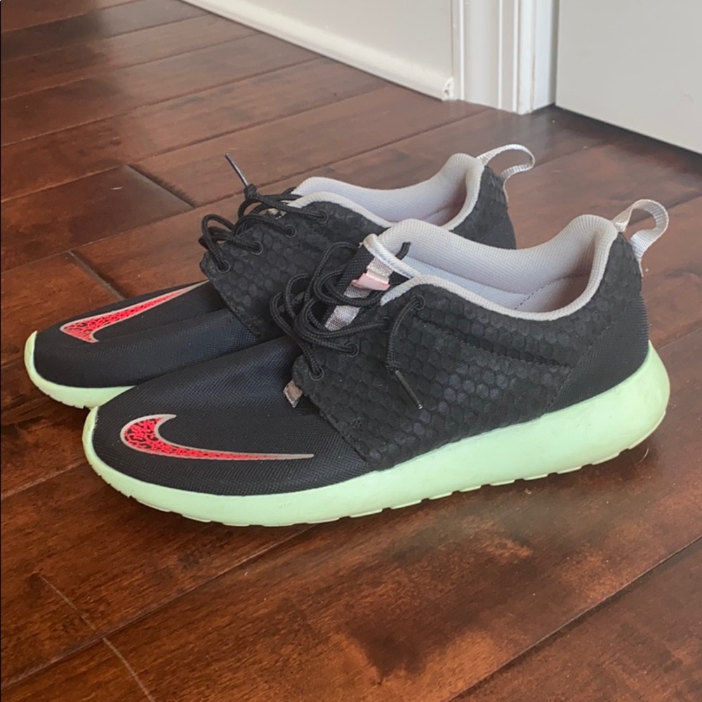 Men’s Rosherun FB Yeezy Size 9.5